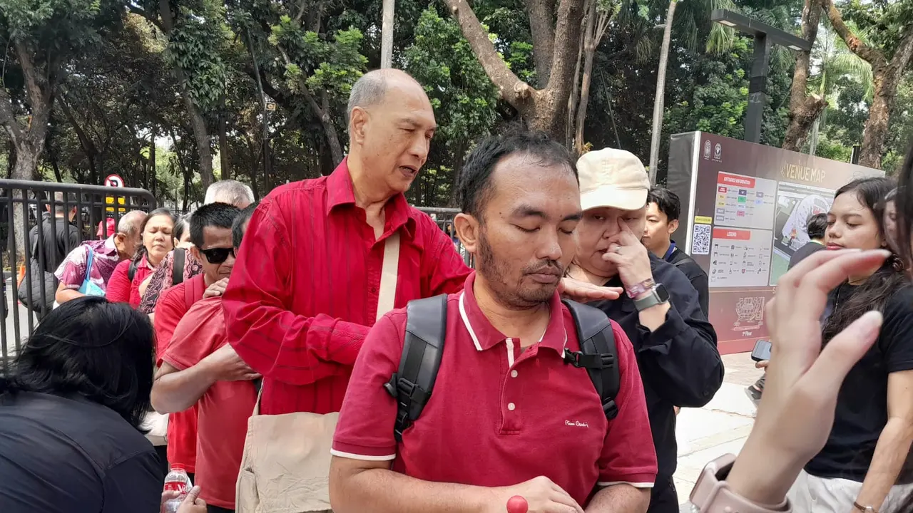 Penyandang disabilitas turut mengantre masuk dalam perayaan Golden Jubilee Pembaruan Karismatik Katolik di Indonesia.
