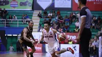 Aksi bintang Pelita Jaya, Andakara Prastawa (kanan) pada laga kontra Bima Perkasa Jogja di GOR C'Tra Arena, Bandung, Sabtu (26/1/2019). (Media IBL)