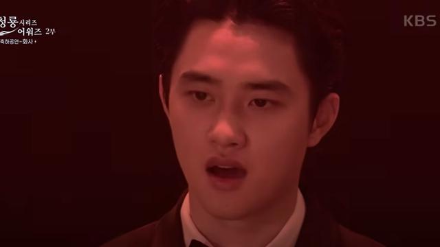 Reaksi Doh Kyungsoo atau dikenal D.O. EXO saat melihat penampilan Hwasa di Blue Series Dragon Awards 2023 (Foto: tangkapan layar/Youtube KBS Entertain)