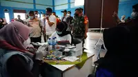 Bupati Garut Rudy Gunawan meninjau pelaksanaan vaksinasi covid-19 di Desa Rancasalak, Kecamatan Kadungora, Garut saat natalan. (Liputan6.com/Jayadi Supriadin)