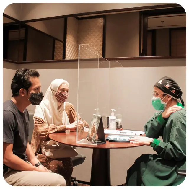 Dhini Aminarti dan Dimas Seto saat konsultasi ke dokter (Instagram)