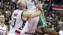 Pebasket Washington Wizards, Otto Porter, berusaha menghalau pebasket Boston Celtics, Tyler Zeller,  pada Gim 3 semifinal Wilayah Timur di Verizon Center, Washington, Kamis (4/5/2017). Washington Wizard menang 116-89. (AP/Andrew Harnik)