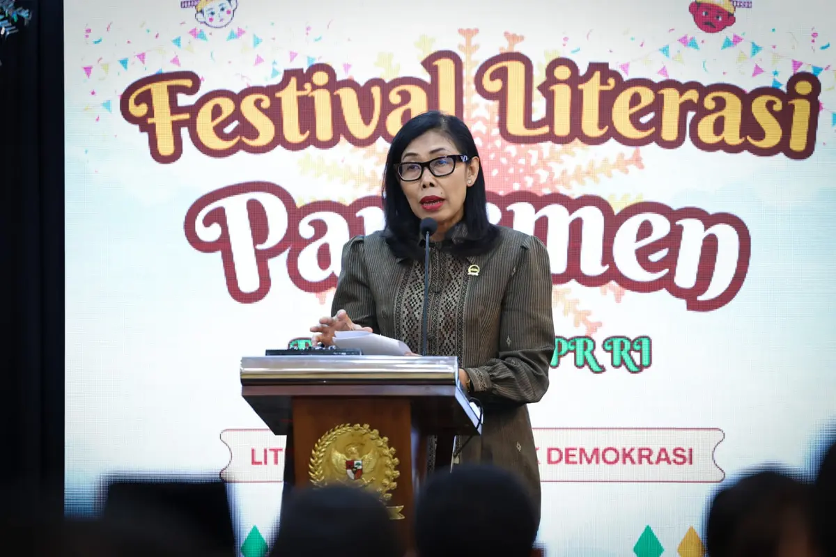 Pelaksana Tugas (Plt) Sekretaris Jenderal DPR RI, Suprihartini saat membuka Festival Literasi Parlemen 2026 di Perpustakaan DPR RI, Kompleks Parlemen, Senayan.