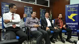Pengusaha Nasional Murdaya Po (kedua kanan) memberikan keterangan pers tax amnesty di Kantor Kanwil DJP Pajak, Jakarta, Senin (19/9). Murdaya menjelaskan, bahwa program tax amnesty ini sudah lama ditunggu oleh para pengusaha. (Liputan6.com/Johan Tallo)