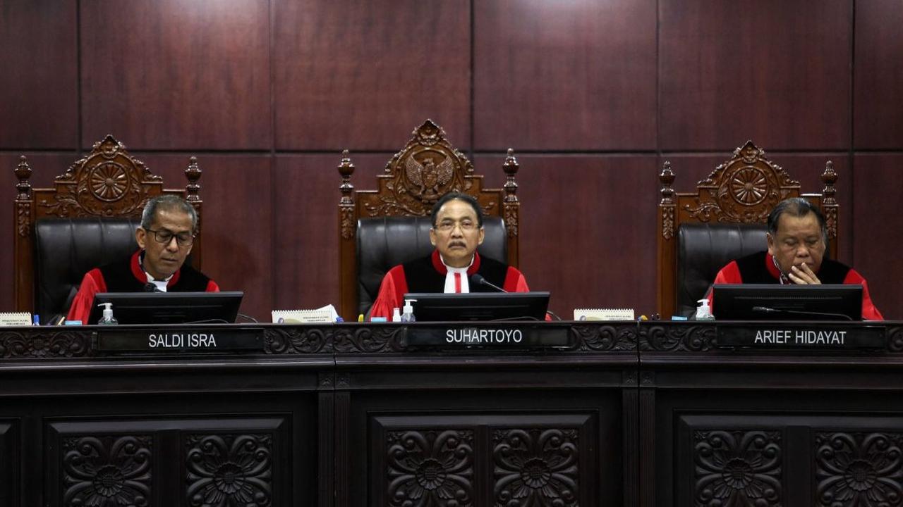 Menteri yang dipanggil MK adalah Menko PMK Muhadjir Effendy, Menko Perekonomian Airlangga Hartarto, Menteri Keuangan Sri Mulyani Indrawati, dan Menteri Sosial Tri Rismaharini. Di hari Jumat nanti, MK juga memanggil DKPP.<br>