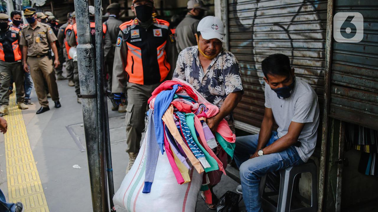 FOTO: PSBB Diperpanjang, PKL Tanah Abang Kembali Ditertibkan
