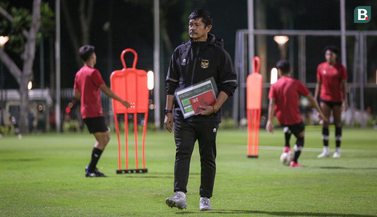 Pelatih kepala Timnas Indonesia U-22, Indra Sjafri saat memimpin latihan menjelang SEA Games 2023 di Lapangan A, Kompleks Stadion Utama Gelora Bung Karno (SUGBK), Senayan, Jakarta, Rabu (05/04/2023). Garuda Muda nantinya akan tergabung di Grup A bersama tuan rumah Kamboja, Timor Leste, Filipina, dan Myanmar. (Bola.com/Bagaskara Lazuardi)