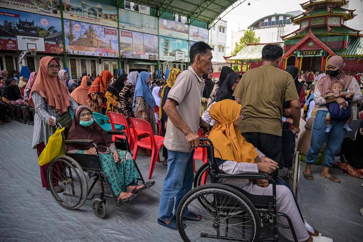 FOTO: Ribuan Warga Surabaya Antre Zakat Mal Rp 500 Ribu per Orang di Masjid Cheng Hoo