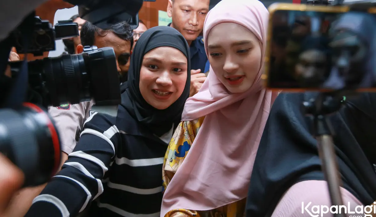 "Tadi lebih bahas ke hak asuh anak. Namanya permintaan mah boleh-boleh aja. Aku akan tetap mempertahankan hak asuh anak," ujar Inara Rusli di Pengadilan Agama Jakarta Barat, Rabu (7/6/2023). [Foto: Muhammad Akrom Sukarya/KapanLagi.com]