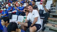 Mantan pelatih Timnas Filipina dan Timnas Indonesia, Simon McMenemy, jadi satu di antara penonton yang hadir dalam laga Grup A sepak bola SEA Games 2023 antara Timnas Indonesia U-22 kontra Filipina U-22 di Olympic Stadium, Phnom Penh, Kamboja, Sabtu (29/4/2023). (Bola.com/Gregah Nurikhsani)