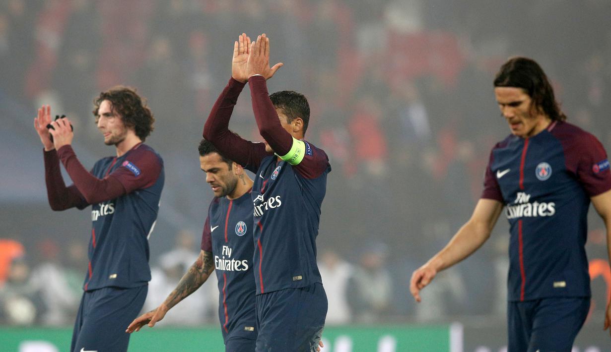 Para pemain Paris Saint-Germain (PSG) menyapa penggemar setelah kalah melawan Real Madrid pada babak 16 besar Liga Champions di Stadion Parc des Princes, Paris, Prancis, Selasa (6/3). (AP Photo/Christophe Ena)