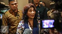 Menteri Kelautan dan Perikanan, Susi Pudjiastuti memberikan keterangan pers usai menerima Menteri Pertanian Malaysia Dato Shabery Cheek (ketiga kiri) di Kementerian Kelautan dan Perikanan, Jakarta, Jumat (29/4/2016). (Liputan6.com/Faizal Fanani)