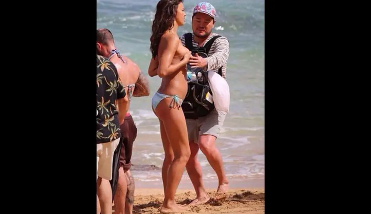 Pacar Cristiano Ronaldo ini rela mengumbar bagian pribadinya dalam sebuah pemotretan. (Twitter.com)
