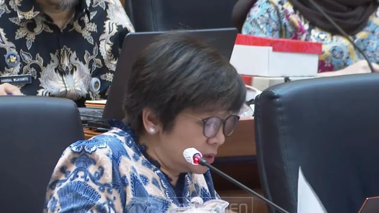 Wakil Kepala BGN Agustina Arumsari  dalam ruang rapat Komisi IX DPR, Jakarta.