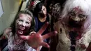 Sejumlah gadis berkostum zombie menaiki eskalator di stasiun metro sebelum mengikuti parade "Zombie Walk" di Sao Paulo, Brasil, Senin (2/11/2015). (REUTERS / Paulo Whitaker)