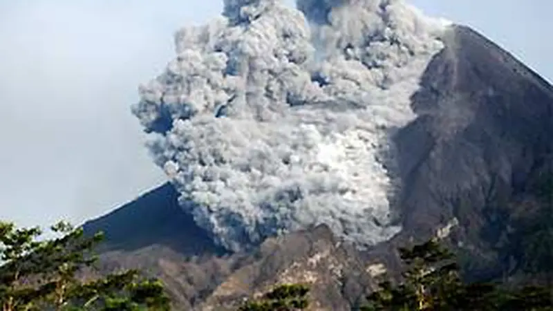 Kilat Cahaya Laksana Petir Keluar dari Puncak Merapi