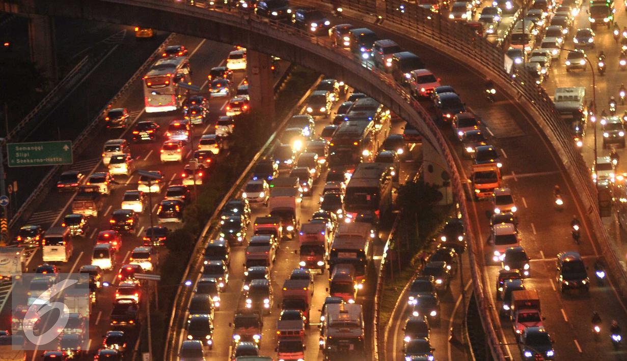 Jelang libur panjang yang jatuh pada tanggal 5 dan 6 Mei, ribuan kendaraan terjebak macet di Tol Dalam Kota arah Tol Cikampek, Jakarta, Rabu (4/5). Foto diambil pada malam hari sekitar pukul 7. (Liputan6.com/Gempur M Surya)