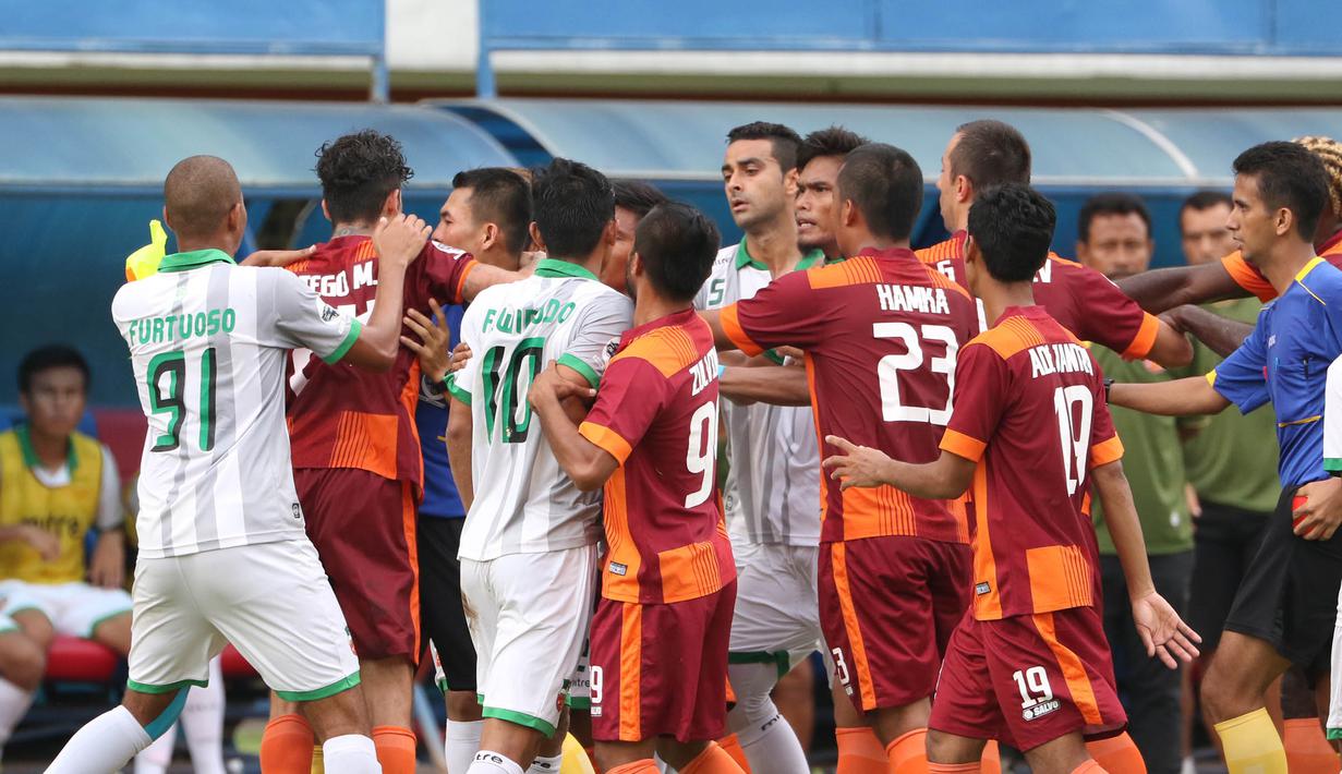 Pemain Surabaya United beradu argumen dengan pemain Borneo FC pada babak 8 besar Piala Jenderal Sudirman di Stadion Maguwoharjo, Sleman, Minggu (13/12/2015). (Bola.com/Nick Hanoatubun)