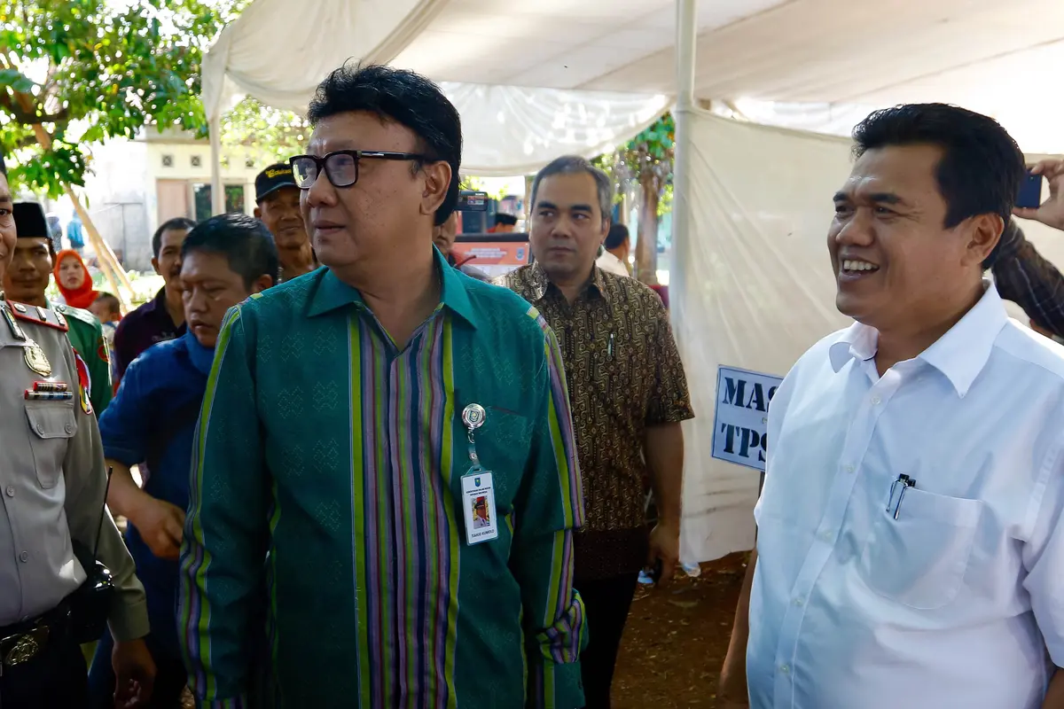 20151209-Mendagri Pantau TPS Calon Walikota Tangsel Urutan No 2