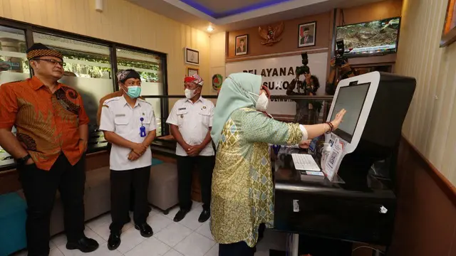 Kepala Lembaga Administrasi Negara (LAN) RI Adi Suryanto melihat pengurusan adminduk menggunakan mesin di Desa Sukojati Banyuwangi (Istimewa)