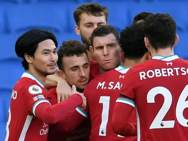 Pemain Liverpool merayakan gol yang dicetak Diogo Jota ke gawang Brighton pada laga lanjutan Liga Inggris di Stadion American Express, Sabtu (28/11/2020) malam WIB. Liverpool bermain imbang 1-1 menghadapi Brighton. (AFP/Mike Hewitt/pool)