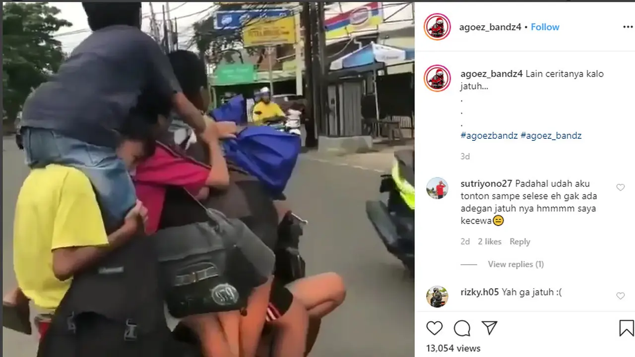 terlihat seorang remaja menggunakan motor dengan membawa lima temannya.