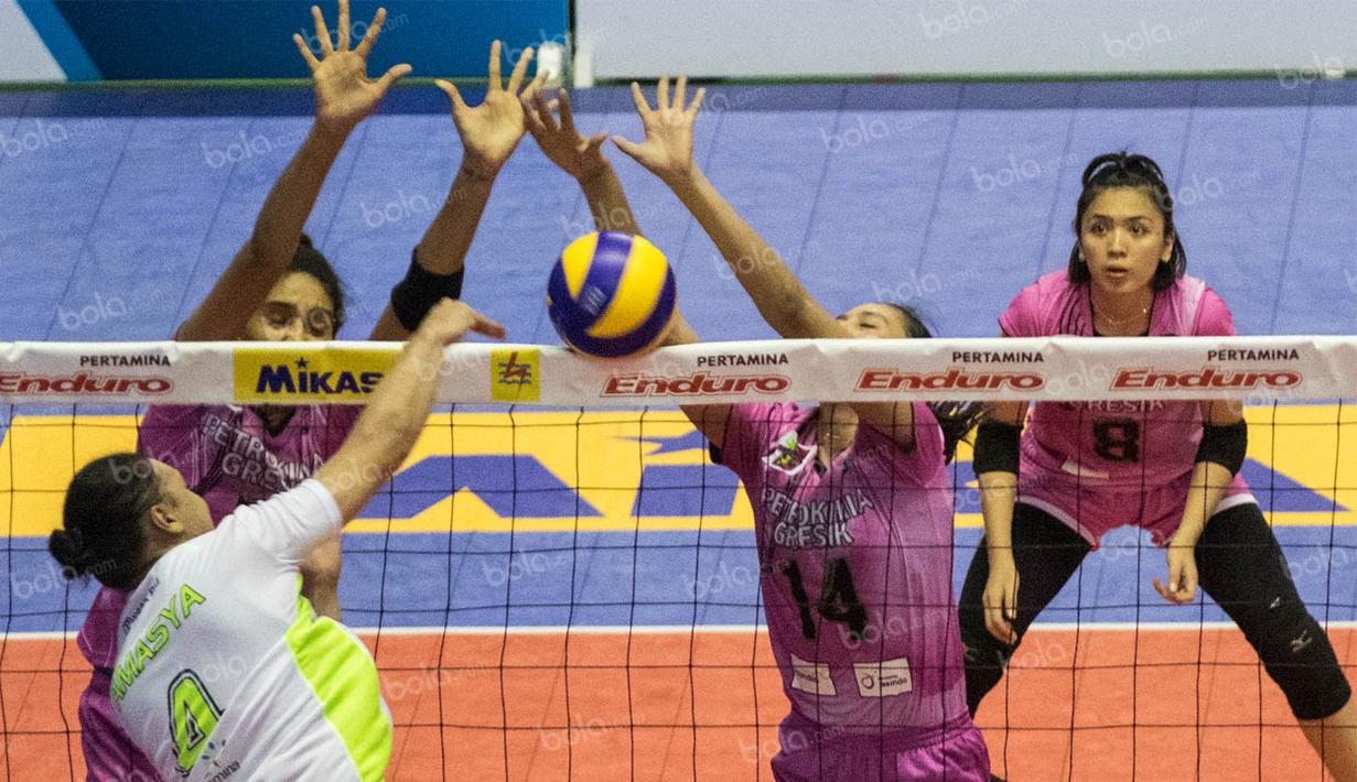 Pevoli Jakarta Pertamina Energi, Amasya Manganang, melakukan smash saat menghadapi Gresik Petrokimia pada final four seri kedua Proliga 2016 di GOR Amongrogo, Yogyakarta, Sabtu (7/5/2016). (Bola.com/Vitalis Yogi Trisna)