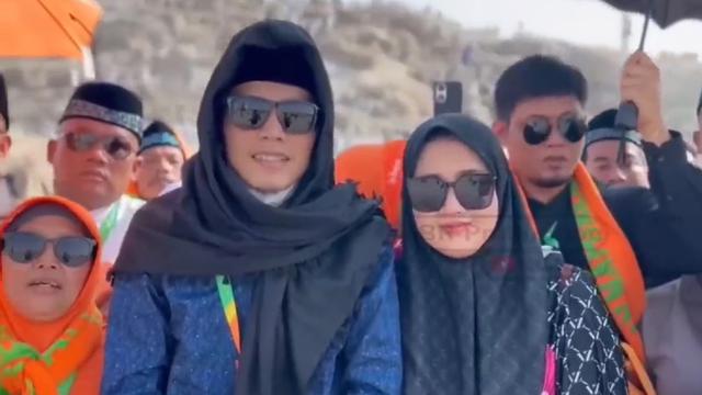 Gus Iqdam dan Ning Nila di Jabal Rahmah (SS: YouTube El Leyla Official)
