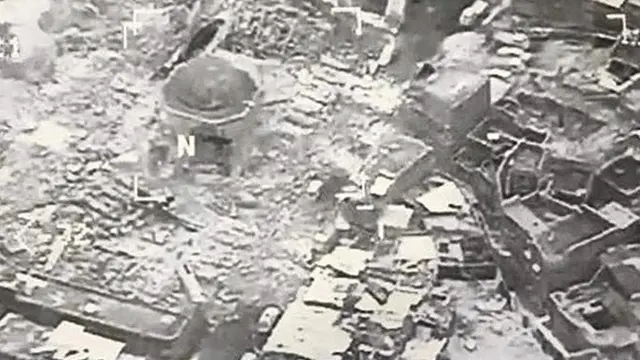 Gambar yang disediakan oleh USCENTCOM ini menunjukkan Masjid al-Nouri dan Menara al-Hadba yang dihancurkan oleh kelompok ISIS, di Mosul, Irak, Rabu, 21 Juni 2017.