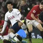 Penyerang Tottenham Hotspur, Son Heung-min saat dilanggar dua pemain Manchester United, Fred dan Daniel James  pada pertandingan lanjutan Liga Inggris di Old Trafford, Rabu (4/12/2019). MU menang tipis atas Tottenham 2-1. (AP Photo/Rui Vieira)