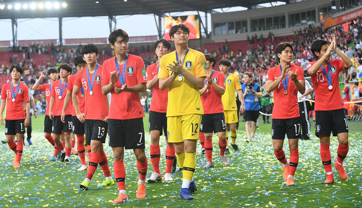 Para pemain Timnas Korea Selatan U-20 memberikan aplaus kepada penonton setelah penyerahan medali peringkat kedua Piala Dunia U-20 2019 di Lodz, Polandia (15/6/2019). Prestasi terbaik Korea Selatan pada ajang Piala Dunia U-20 adalah satu kali merebut peringkat kedua yaitu pada edisi terakhir 2019 di Polandia setelah kalah 1-3 dari Ukraina di partai final. Sebelumnya pada edisi 1983 di Meksiko, Korsel mampu finis di peringkat ketiga setelah kalah 1-2 dari Polandia. (AFP/Janek Skarzynski)