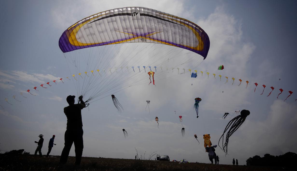 Seorang pria menerbangkan layang-layangnya dalam Varvara Kite Fest di Desa Varvara, pesisir Laut Hitam, Bulgaria, Jumat (27/8/2021). Penyelenggara Varvara Kite Fest Andrey Kulev mengatakan bahwa menerbangkan layang-layang seperti melepaskan semua masalah Anda di langit. (AP Photo/Valentina Petrova)