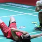 Ganda putri Indonesia Greysia Polii/Apriyani Rahayu usai dikalahkan Yuki FukuShima/Sayaka Hirota (Jepang) di 8 besar Indonesia Open 2018, Istora GBK, Jumat (6/7). Greysia/Apriyani kalah 14-21,20-22. (Liputan6.com/Helmi Fithriansyah)