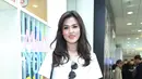"Cuma di atas panggung saya suka pengen dandan, kelihatan feminin, lebih cocok sama acaranya di atas panggung pakai dress. Jadi di atas panggung terlihat lebih feminin dibanding sehari-hari," ucap Raisa Andriana. (Galih W. Satria/Bintang.com)
