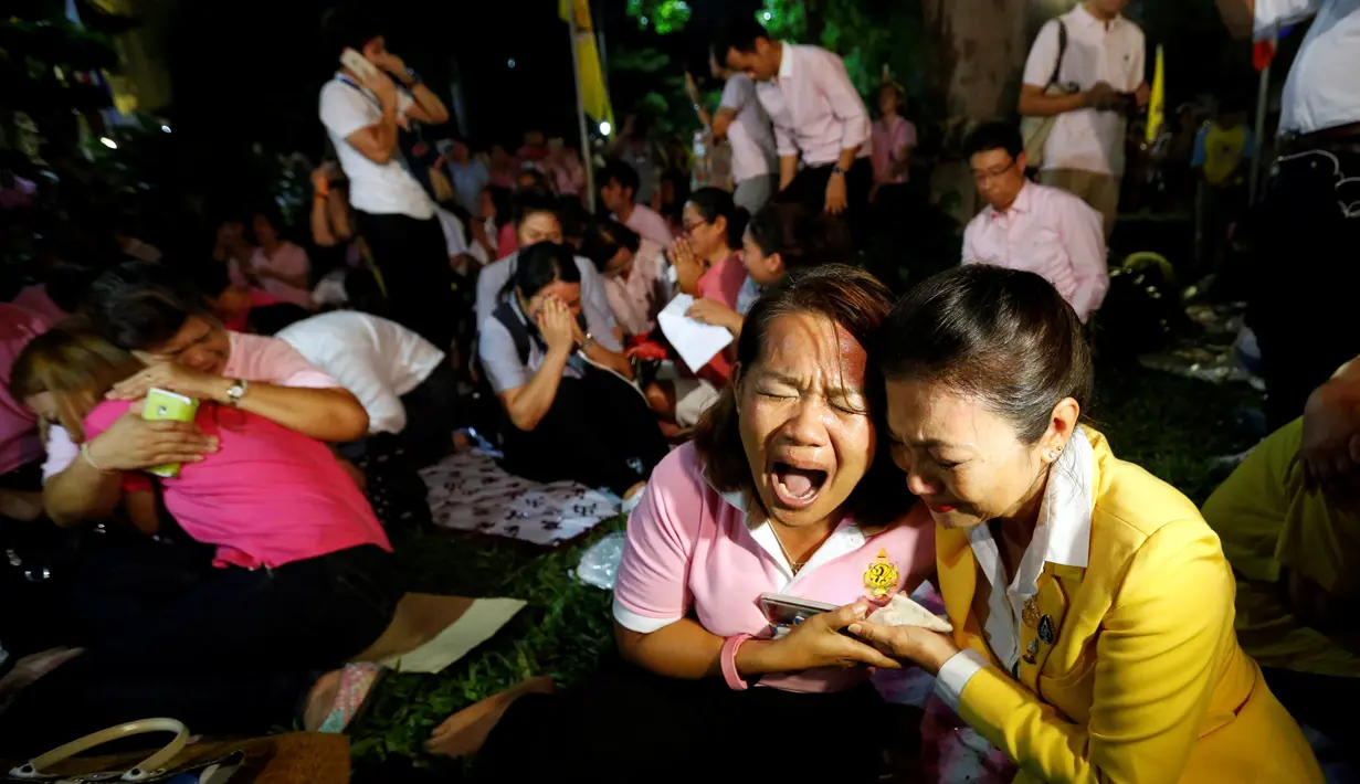 Rakyat Thailand berduka setelah diumumkannya Raja Thailand Bhumibol Adulyadej meninggal di RS Siriraj, Bangkok, Thailand, Kamis (13/10). (REUTERS / Chaiwat Subprasom)