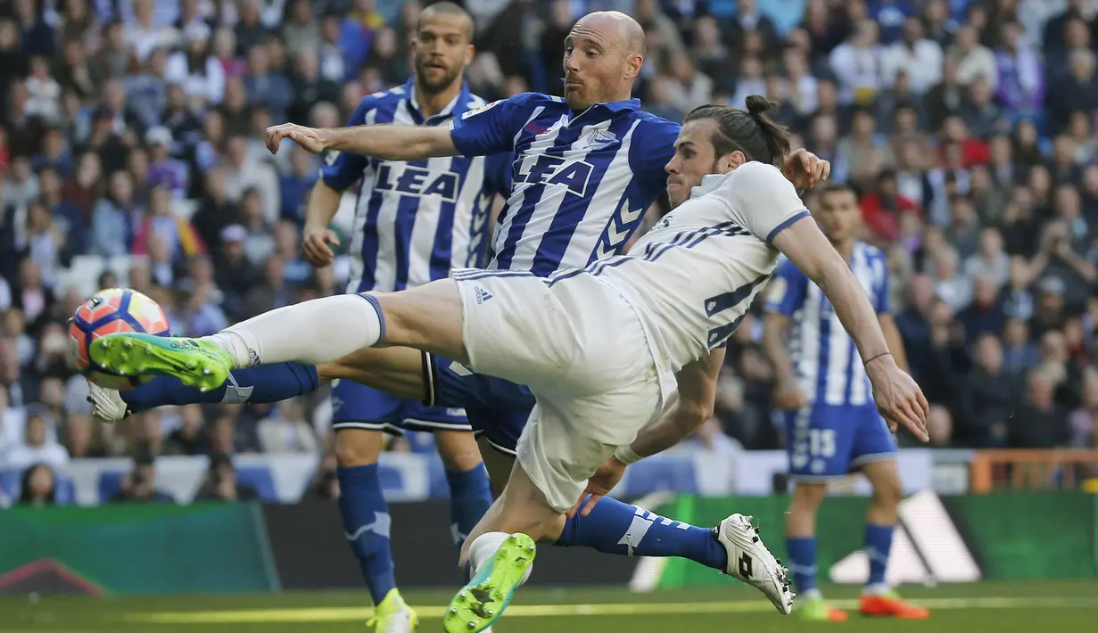 Gelandang Real Madrid, Gareth Bale, melepaskan tendangan ke arah gawang Alaves. Real Madrid mendominasi pertandingan dengan penguasaan bola hingga 55 persen sedangan Alaves hanya 45 persen.(EPA/Kiko Huesca)