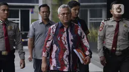 Ketua KPU Pusat, Arief Budiman dikawal petugas memenuhi panggilan penyidik akan dimintai keterangan di Gedung KPK, Jakarta, Selasa (28/1/2020). Arief  diperiksa sebagai saksi untuk tersangka  Seful Bahri yang merupakan staf Sekjen PDIP Hasto Kristiyanto. (merdeka.com/Dwi Narwoko)