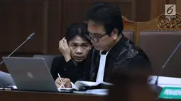 Hakim ad hoc nonaktif Pengadilan Tipikor Medan, Merry Purba (kiri) saat sidang di Pengadilan Tipikor, Jakarta, Kamis (21/2). Merry Purba tetap menjalani sidang meski dalam suasana berduka setelah suaminya meninggal dunia. (Liputan6.com/Helmi Fithriansyah)