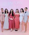Tiara Andini memilih tampil mengenakan mini dress putih model off shoulder dengan siluet korset. Dipadukan stocking senada dan heels kupu-kupu. Melengkapi tampilannya dengan kalung choker mutiara. [@mariarahajeng]