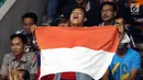 Suporter membentangkan bendera saat menyaksikan laga Indonesia melawan Qatar di Kejuaraan Voli Asia 2017 di GOR Tri Dharma, Gresik, Rabu (26/7). Indonesia unggul 3-2 (24-26, 14-25, 25-20, 25-21, 15-11). (Liputan6.com/Helmi Fithriansyah)