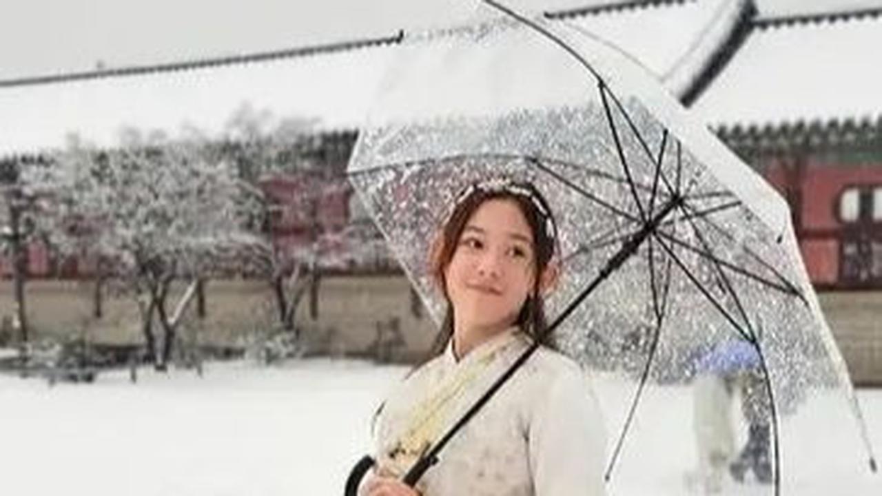 Intip Sederet Potret Mikhaela, Putri Nafa Urbach Menunjukkan Pesonanya yang Memikat Selama Liburan Musim Dingin di Korea Selatan
