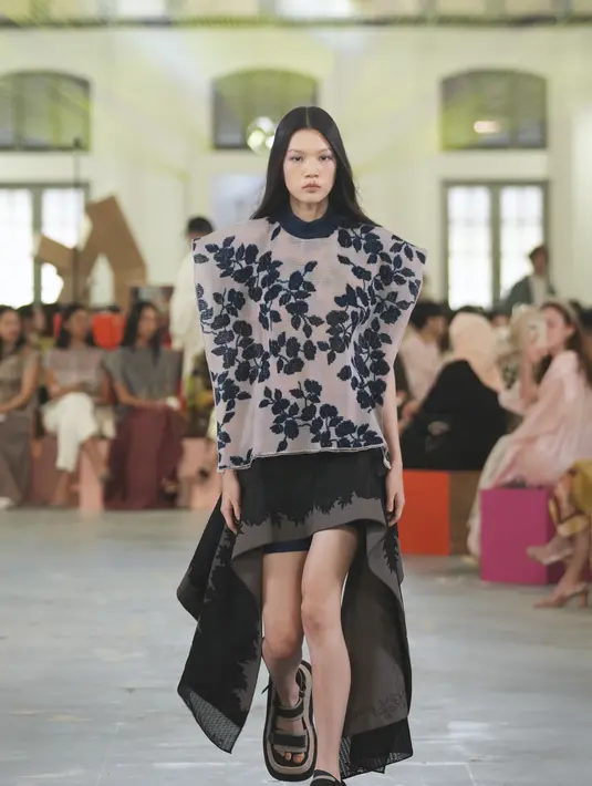 <p>Pakaian dalam koleksi terbaru ini juga kian bersifat unisex dan sonder gender. Sapto Djojokartiko banyak bereksperimen dalam untaian elemen korset, terwujud pada jaket lugas yang bisa diikat dengan tali, serta garis-garis tulang bustier dan kontur undergarment dalam konstruksi bralette. Foto: Document/Sapto Djojokartiko.</p>