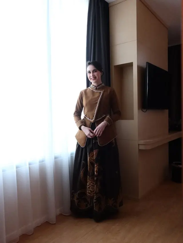 6 Adu Gaya Ibu Pejabat Kahiyang Ayu-Arumi Bachsin Pakai Kebaya Janggan, Siapa Paling Mirip Jeng Yah Gadis Kretek?