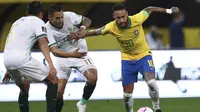 Neymar Brasil, kanan, menggiring bola melewati Bruno Miranda dari Bolivia selama pertandingan sepak bola kualifikasi untuk Piala Dunia FIFA Qatar 2022 di arena Neo Quimica di Sao Paulo, Brasil, Jumat, 9 Oktober 2020. (Buda Mendes / Pool via AP)
