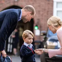 Pangeran George, kini sudah berusia 4 tahun dan sudah mulai bersekolah. Di hari pertama menginjakan kaki di sekolahnya itu, George ditemani Pangeran William, namun ibunya, Kate masih harus beristirahat. (Instagram/kensingtonroyal)
