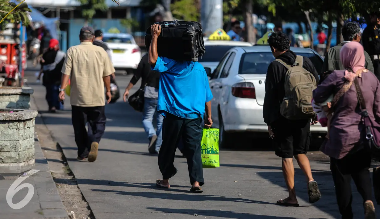 Berdasarkan data Pusat Koordinasi Monitoring Angkutan Lebaran Kemenhub, hingga H+4 Lebaran, ada 6.731 penumpang arus balik yang masuk ke Jakarta lewat terminal Pulogadung dengan 386 bus, Jakarta, Selasa (22/7/2015). (Liputan6.com/Faizal Fanani)