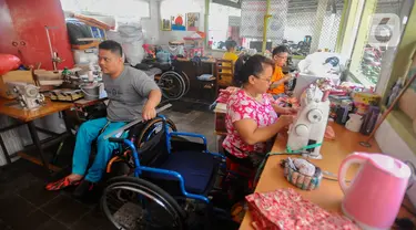 Penyandang disabilitas menyelesaikan pembuatan kerajinan tangan dari bahan daur ulang di Wisma Yayasan Cheshire Indonesia di Cilandak, Jakarta Selatan, Senin (3/7/2020). (merdeka.com/Arie Basuki)