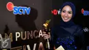 Laudya Cynthia Bella mendapat penghargaan sebagai Pemeran Utama Wanita Terpuji FFB 2015 dalam film berjudul Surga Yang Tak Dirindukan, Bandung, Sabtu (13/9/2015). (Liputan6.com/Faisal R Syam)