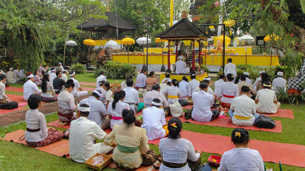 FOTO: Suasana Khusyuk Perayaan Galungan di Pura Cinere, Jakarta Selatan