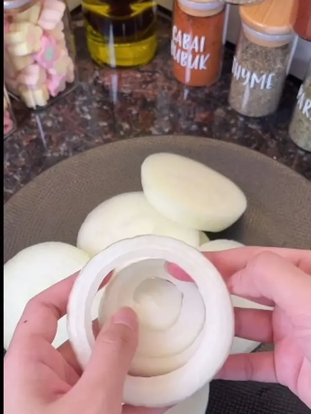 Pakai 1 Bahan Minuman, Ini Cara Bikin Onion Ring Garing dan Tahan Lama